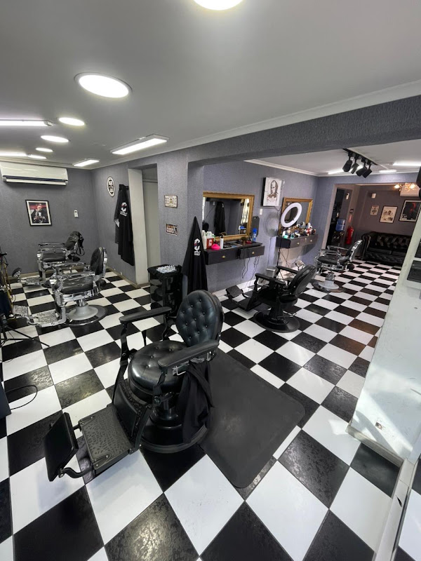 Interior de Barbería Corleone, con piso de tablero blanco y negro