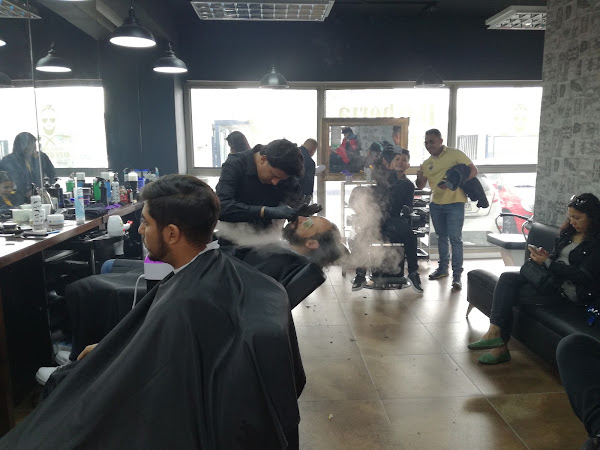 Barberos atendiendo en El Russo