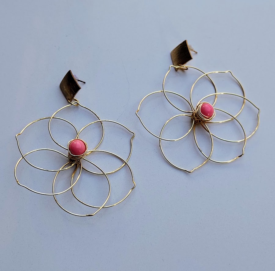 Aros flor de alambre dorado con piedra rosa
