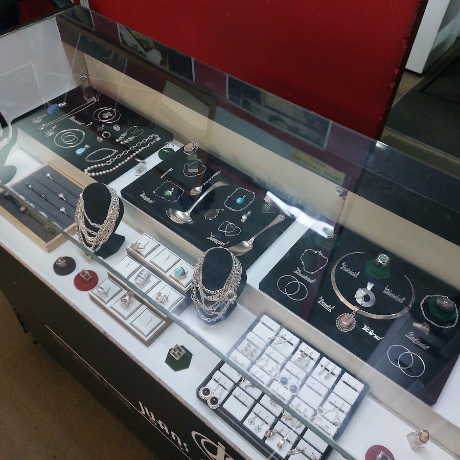 Vitrina con anillos, aros, collares y pulseras de plata