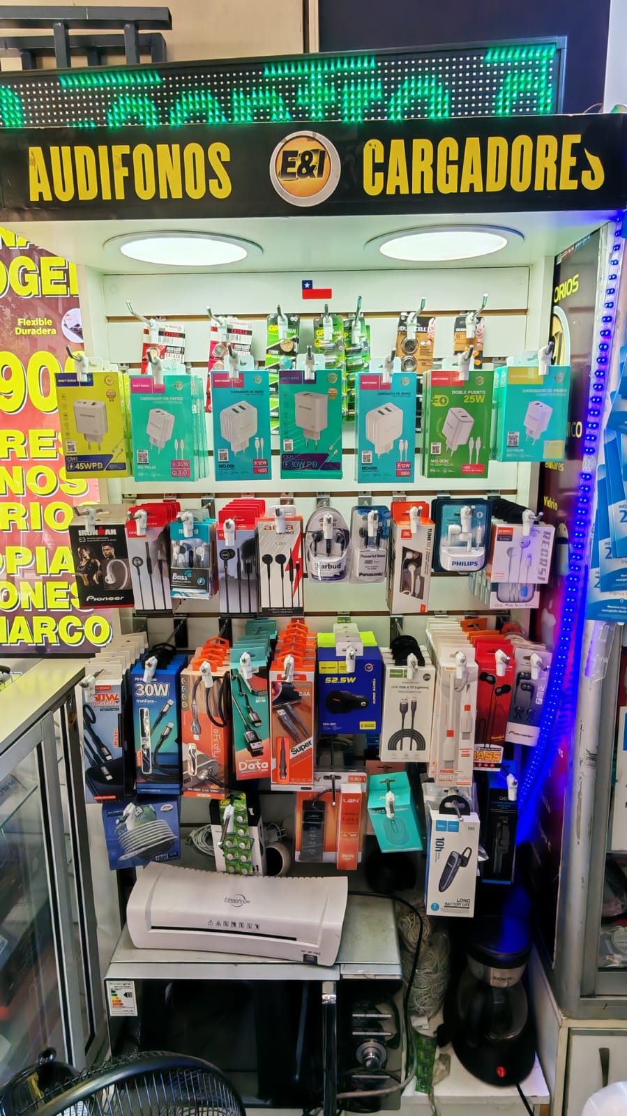 Audífonos y cargadores en exhibición