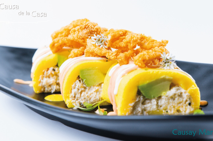 Causa de la Casa con langostinos crocantes, plato destacado de Causay Mar