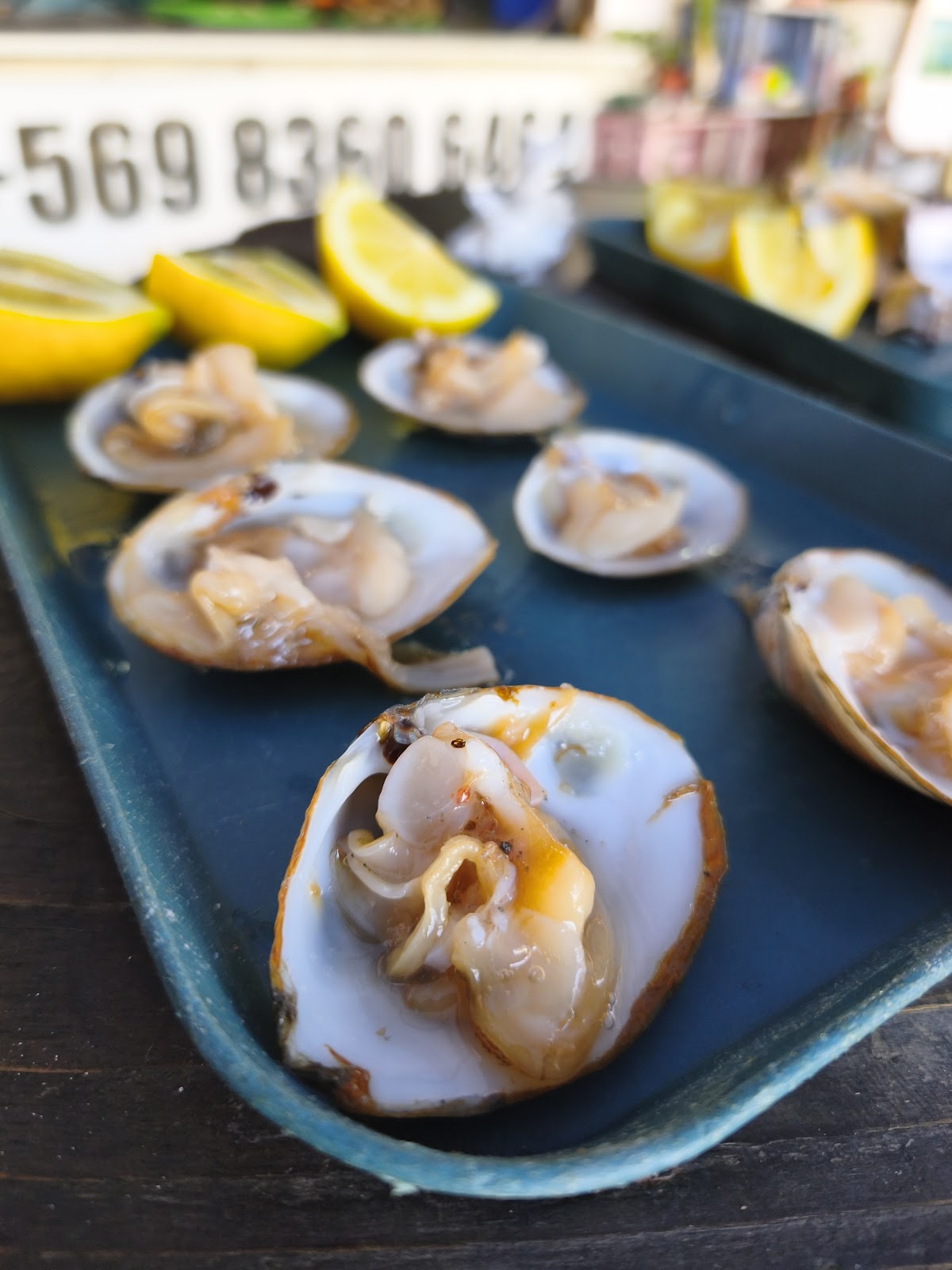 Ostiones vivos con limón, plato destacado de Don Ostión