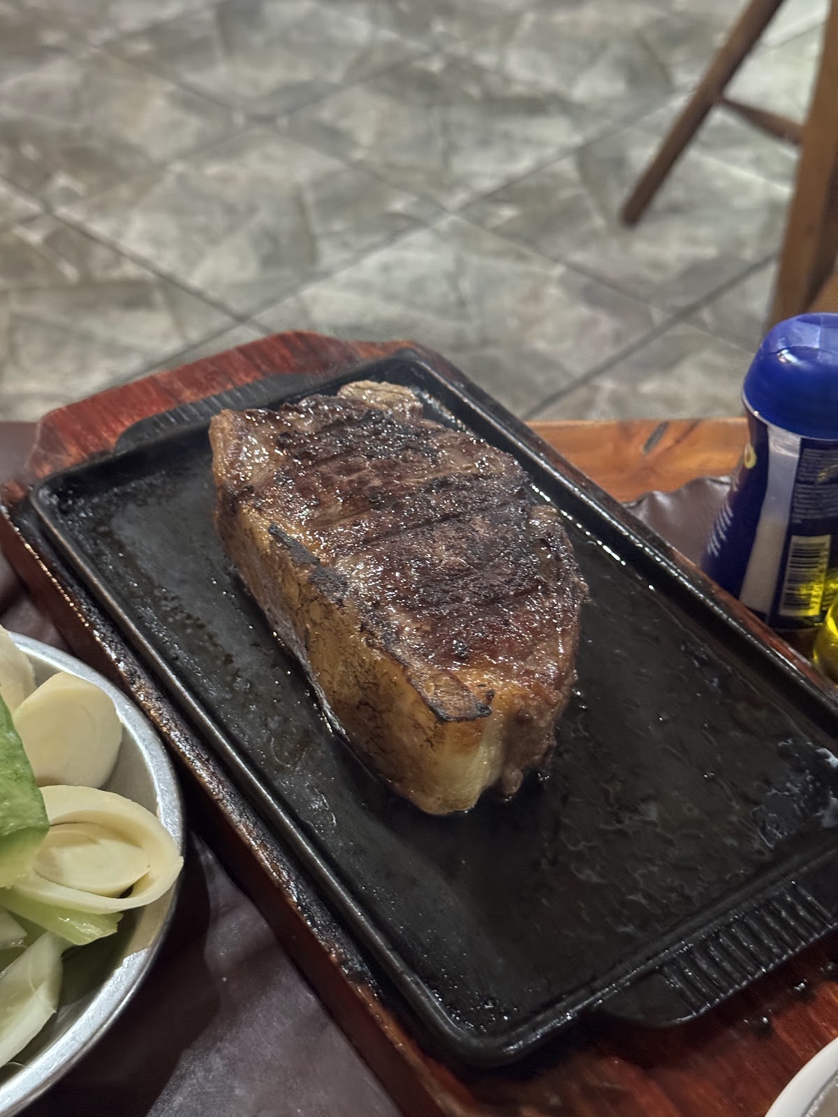 Punta de ganso a la parrilla en plancha caliente, plato destacado de El Corralero