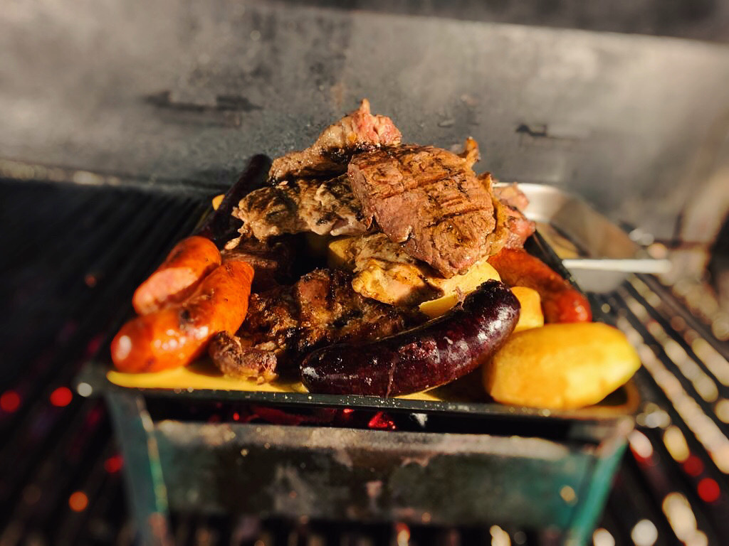 Parrillada a las brasas, plato destacado de Fogón del Leñador