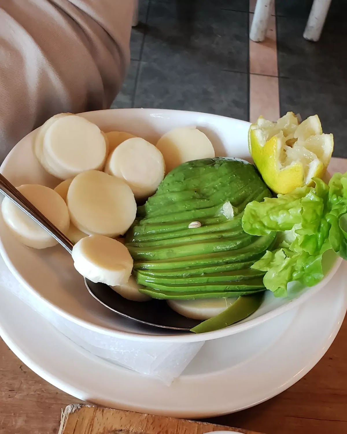Palmitos con palta y ensalada