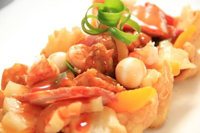 Wantán agridulce con langostinos y conchas, plato destacado de Fusión Wong