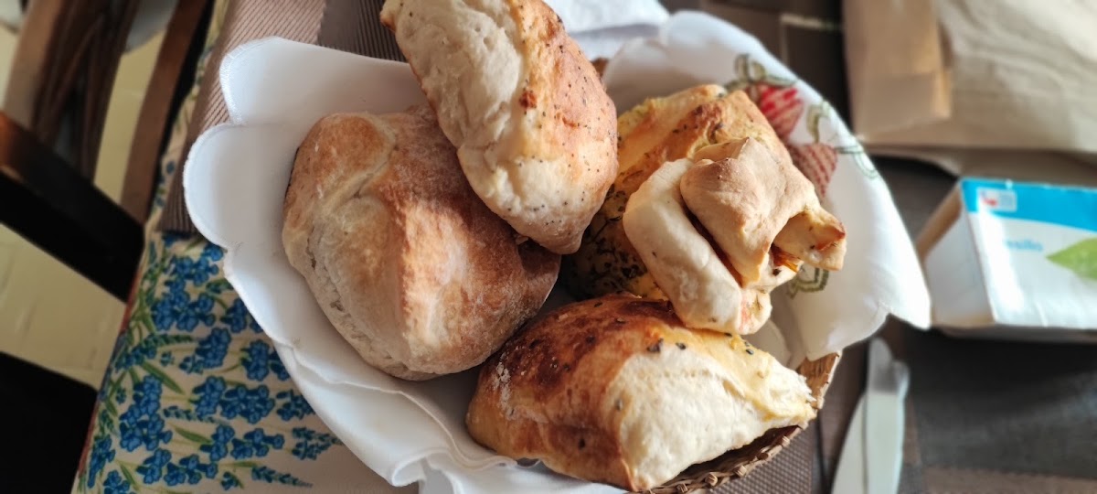 Canasta de pan alemán recién horneado