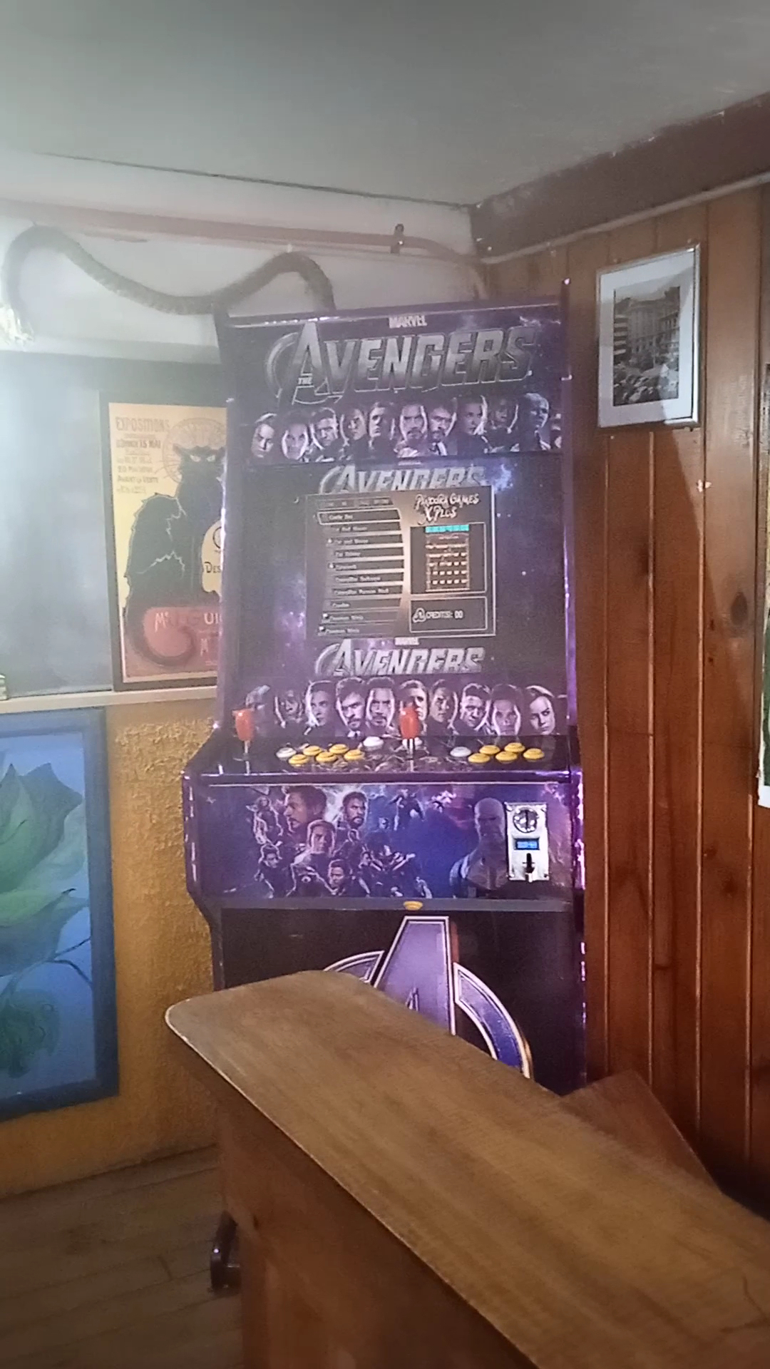 Interior con arcade retro y ambiente porteño