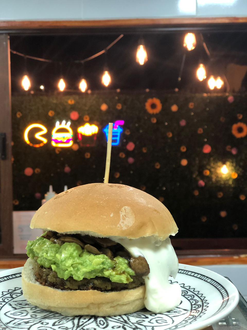 Hamburguesa con palta y champiñones
