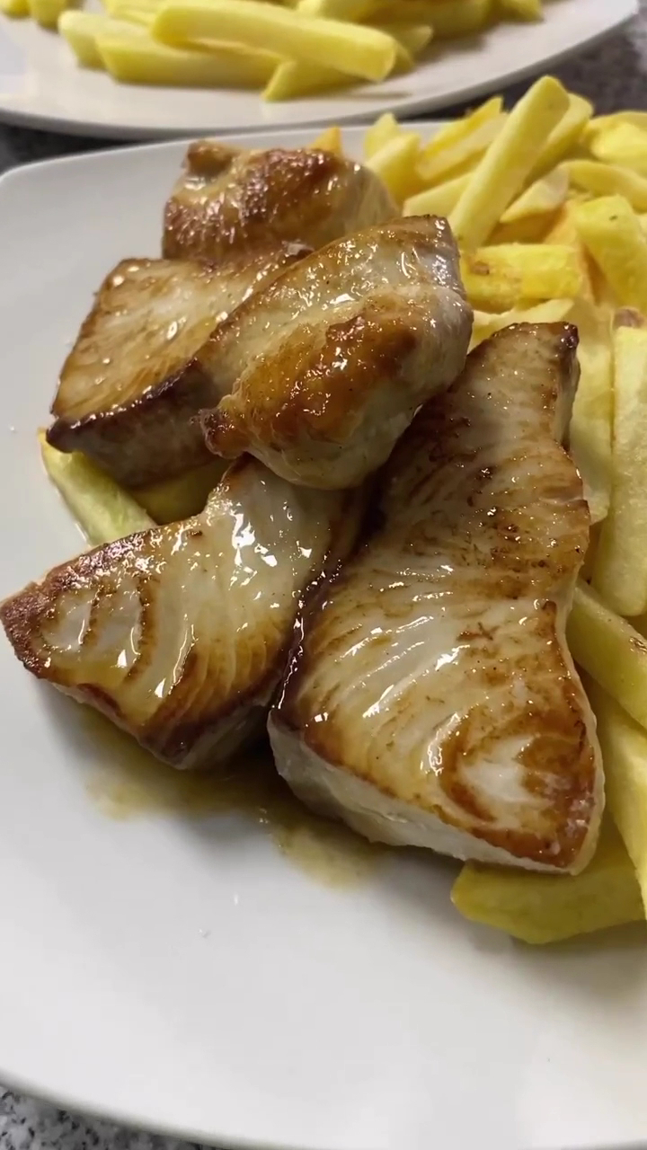 Filete de pescado a la plancha con papas fritas