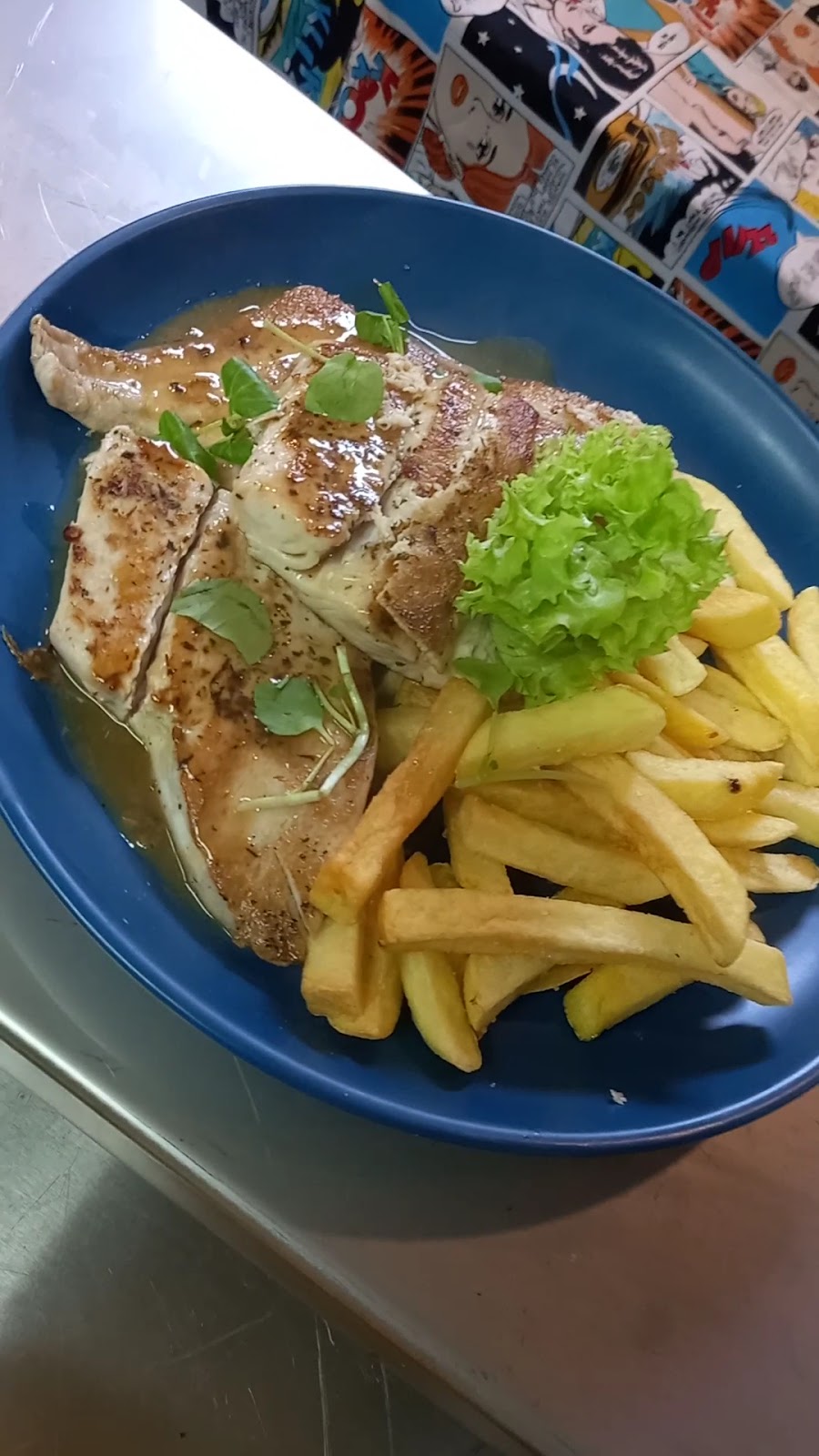 Pechuga a las finas hierbas con papas fritas