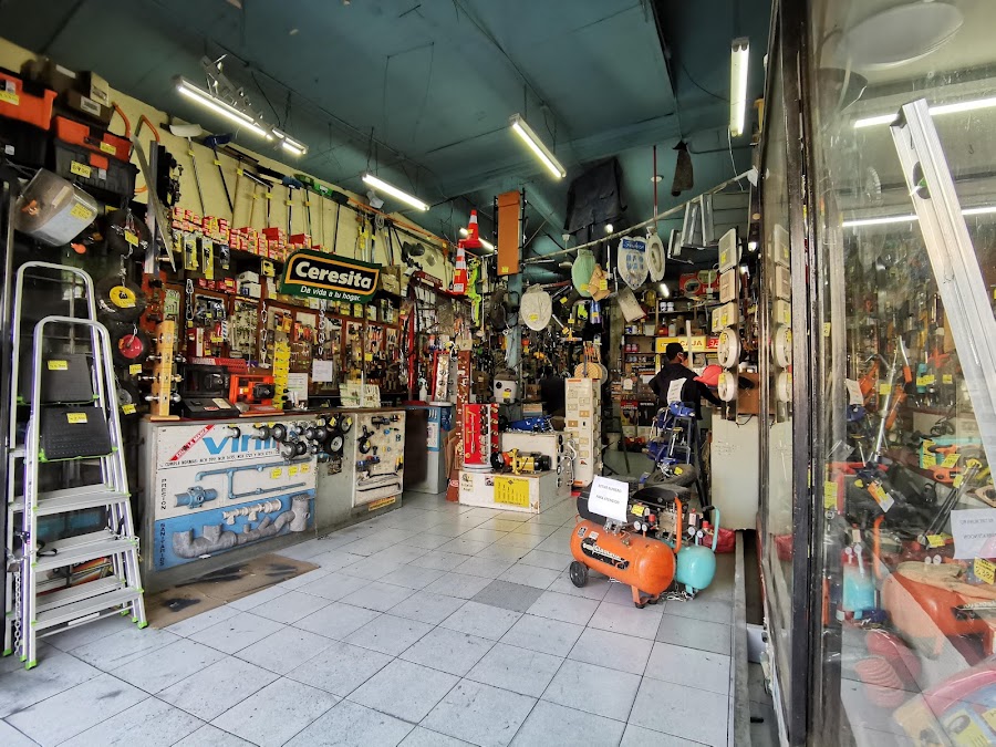 Interior de Quincallería Canadá, estantes con herramientas y materiales
