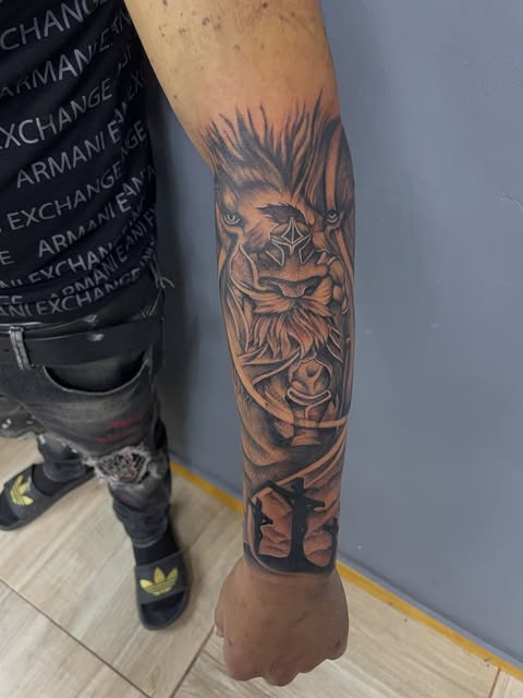 Tatuaje de manga en antebrazo, trabajo de ISC Barr Tattoo