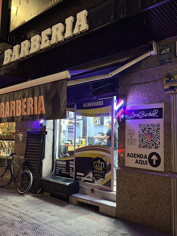 Fachada de LordBarber Spa con letrero de barbería y código QR para agendar